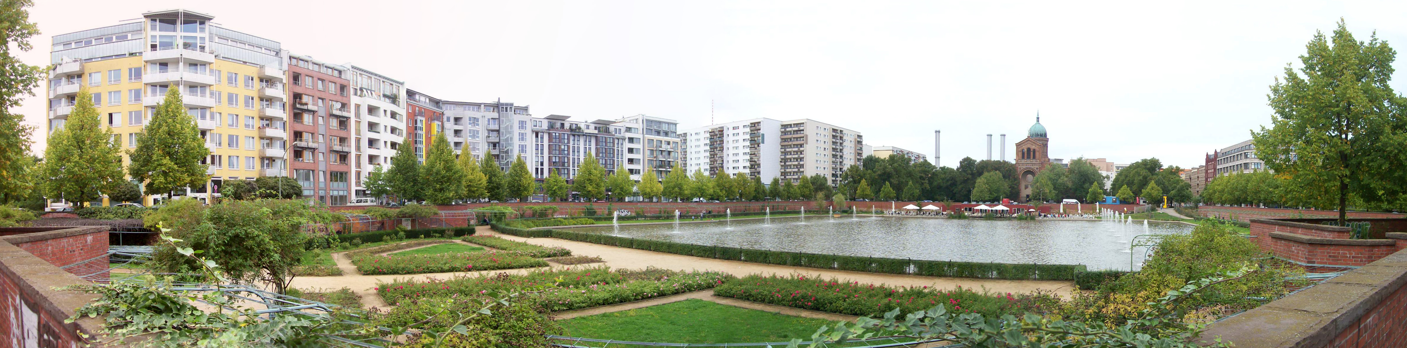 Hier trifft man sich: Michaelkirchplatz in Mitte, auf ca. 3/4 der Tour